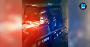 Lluvias dejan microbús varado en Camino Real a Cholula; rescatan a 10 personas