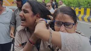 Woman Physically Assaults and Tears Uniform of Female RPF Constable in Saharanpur, Uttar Pradesh