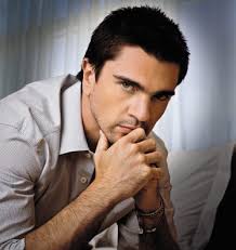 Colombian rocker Juanes on Sunday was awarded his country&#39;s annual National Peace Prize for his work for landmine victims and efforts to improve ... - 000sz19h