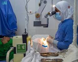 طبيبة في السعودية تجري عملية جراحية