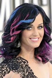 La hemos visto con todos los colores posibles, el último este violeta oscuro y azul. Muchos han optado en llamarle pelo arcoiris, que comenzó como una ... - katyperry_h173356_l