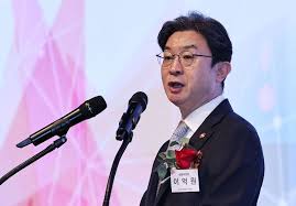 "청년채용 확대에 박수"…올해 첫 포상, 보험·은행 나란히 수상