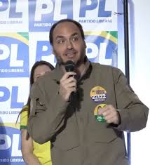 Carlos Bolsonaro vai a Brasília, falta a entrevista em SC e vira alvo de críticas: 'Pode ser derrotado nas urnas'