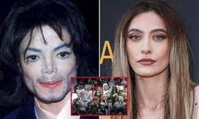 Được biết, Michael Jackson đang sống ở Brazil qua bức ảnh tự sướng của con gái Paris Jackson. Anh ấy vẫn khỏe mạnh, nhưng điều khiến anh ấy không dám xuất hiện