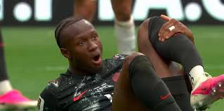 Olha como ficou a perna de Koné após uma dividida com Madibo ...