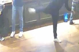 ¡Kung Fu Fallido! Patada Ridícula Desata Violencia en Pub de Shotton