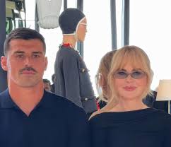 « C’est qui le moustachu à côté de Kidman ? », un joueur du Biarritz Olympique fait sensation au défilé Chanel