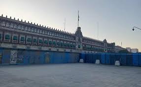 Palacio Nacional y Catedral amanecen blindados; se preparan con vallas por marcha del #25N