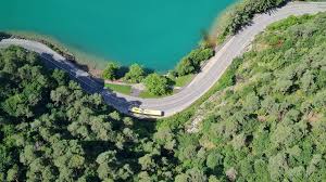 Unfall in Sundlauenen: Motorradfahrer kollidiert mit Auto und wird schwer verletzt