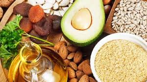 Conheça a vitamina famosa por "frear o envelhecimento" e saiba o que a ciência realmente diz