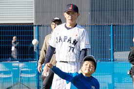 キャッチボール前に大切な“正しい握り”…どう教える？ 侍Jコーチのコツ「見ないで拾う」（Full-Count）