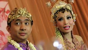 Artis sekaligus presenter, Ayu Dewi bersama suaminya Regi Datau saat konferensi pers pernikahannya di Jakarta, (16/6). Ayu Dewi dipersunting oleh Regi ... - 125903_620