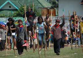 Hasil gambar untuk permainan enggrang