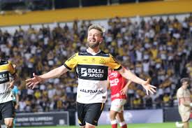 Criciúma bate rival Vila Nova e abre vantagem na liderança da Série B
