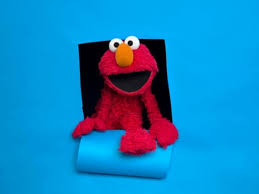 Hackean la cuenta de Elmo en X y publican mensajes racistas y antisemitas