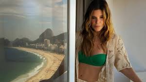 De biquíni verde, Cristiana Oliveira exibe momentos no Rio de Janeiro: 'Dias felizes'