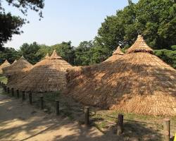 서울 암사동 유적 전경 및 움집 사진, AI로 생성