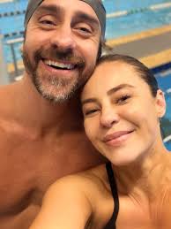 Paolla Oliveira posa com ator nos bastidores de gravação de novo trabalho