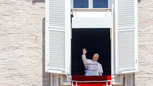 El papa agradece a España su "acogida con entusiasmo y devoción" y de modo "especial" al rey Felipe VI