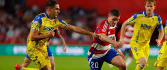 ¡Partidazo! Real Sociedad B vs Cádiz: ¡Un Empate Épico con Goles! - Imagen principal del artículo