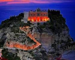 Immagine di Il Santuario di Santa Maria dell'Isola di notte