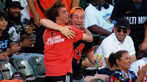 Luck strikes twice! O's fan snags two balls in two innings