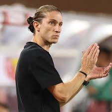 'Invencível': Filipe Luís incomoda PSG em disputa pela Ligue 1, diz jornal