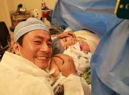 Trương Minh Cường hạnh phúc bên con gái mới sinh. Cô công chúa của nam diễn viên Trương Minh Cường chào đời sáng 31/12 và được đặt tên Mona Trương Bình Nhi. - congaitruongminhcuongmoisinh4