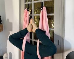 Image de Exercices de hamac aérien pour intermédiaires accroché à une porte