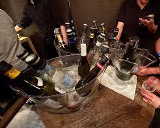 立ち飲みを楽しむ人々の画像