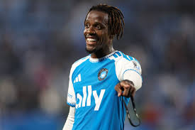 Atacante marfinense Wilfried Zaha, ex-Manchester United, foi oferecido a Vasco, Internacional e Corinthians