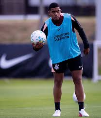Em baixa, jovem atacante tenta aproveitar brecha para ressurgir no Corinthians