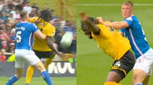 [VIDEO] De no creer: Jugador fue expulsado por jalar del pelo a su rival en la Premier League