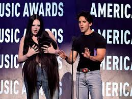 Hacks' Meg Stalter presents 'topless' at AMAs as she jokingly blames text from co-star