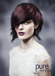 Truly lovely and charming, this bob haircut is definitely a good addition to our list of colorful short hairstyles. - Charming-Flip-Out-Bob-Hair