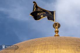 تصاویری از اهتزاز پرچم عزا بر فراز گنبد حرم حضرت معصومه (س)
