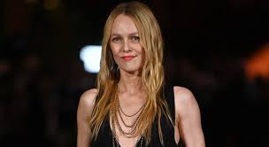 Vanessa Paradis adopte la robe chic qui sera partout ce printemps