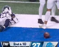 Hình ảnh về CeeDee Lamb concussion injury vs Lions play