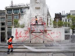 Monument op de Dam beklad met rode verf in aanloop naar ...