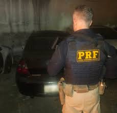 PRF recupera automóvel roubado após fuga na Baixada Fluminense — Polícia Rodoviária Federal