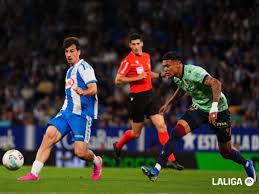 Kervin Arriaga suma minutos en empate clave del Levante en LaLiga