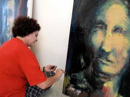 Luise Weiss retoca uma de suas pinturas, no Espaço Fundação Stickel. - 2102