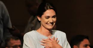 Michelle elogia política bilíngue do governo Lula: "sonho realizado"