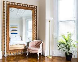 Imagen de Mirrors in a small room making it look bigger