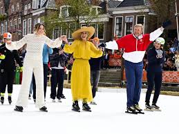 Koning en koningin op de schaats in Dokkum • Vrijmarkten in volle gang