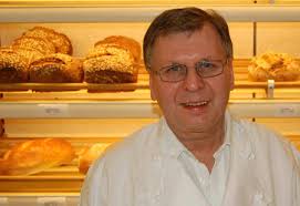 ... und oft im Verkaufsladen anzutreffen ist Bäckermeister Gerhard Matt, ...