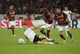 Estudiantes se quedó con uno menos y se complicó solo ante Flamengo
