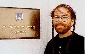 Reuven haLevi outside the Rabbanut Offices - shekel03