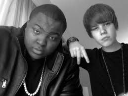 För man är ju helt slut och svettig efter att ha varit inne och sjungit och dansat länge. Så dem har nog vattenkrig efter varje. Eller aa när dem känner för ... - Justin-Sean-Kingston-justin-bieber