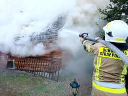 Pożar sauny w Jasionówce. Strażacy gasili drewniany budynek kilka godzin